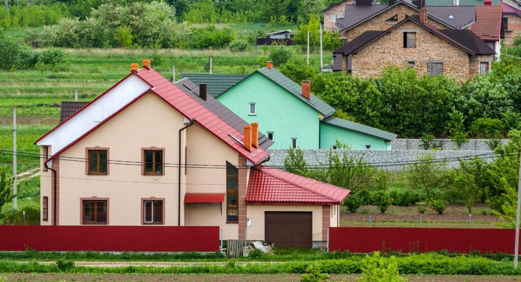 Budowa domu na wsi. Uroki i wyzwania