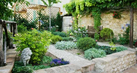 Piękny ogród za niewielkie pieniądze. Czy to możliwe?